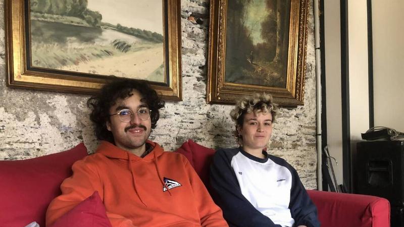 Un jeune étudiant en musique d'aujourd'hui en studio de mixage